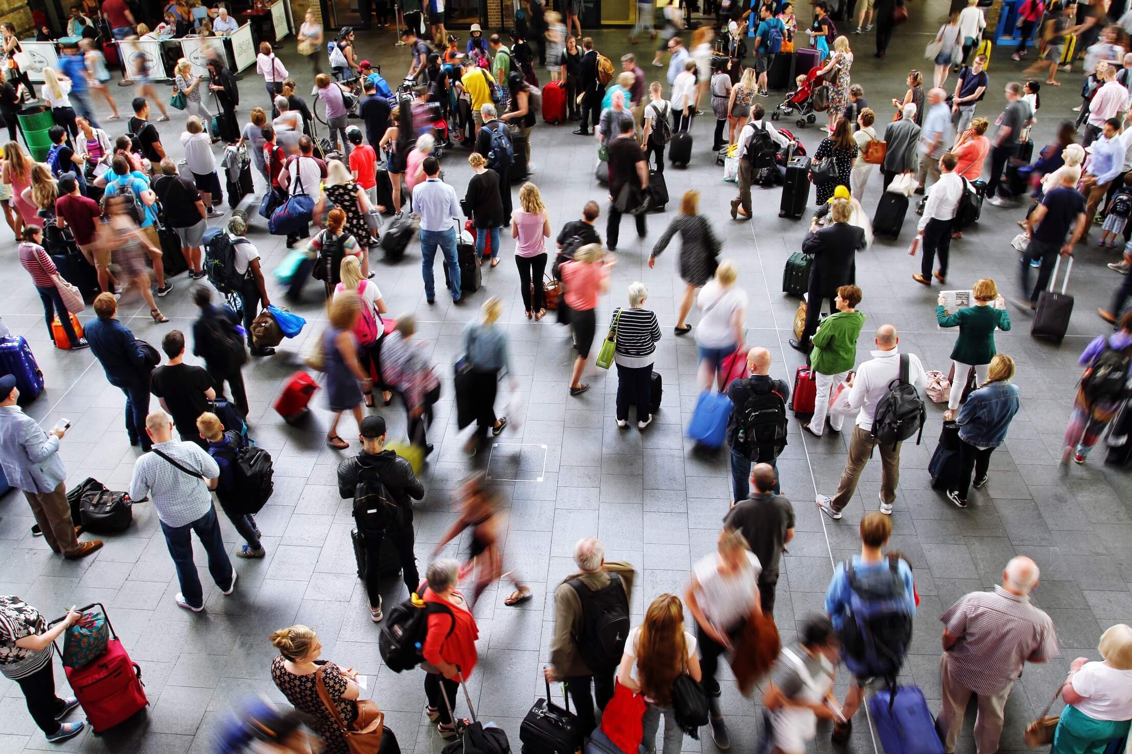 the concourse of kings cross train station in london during the peak time rush hour and crowded with t20 g83zex