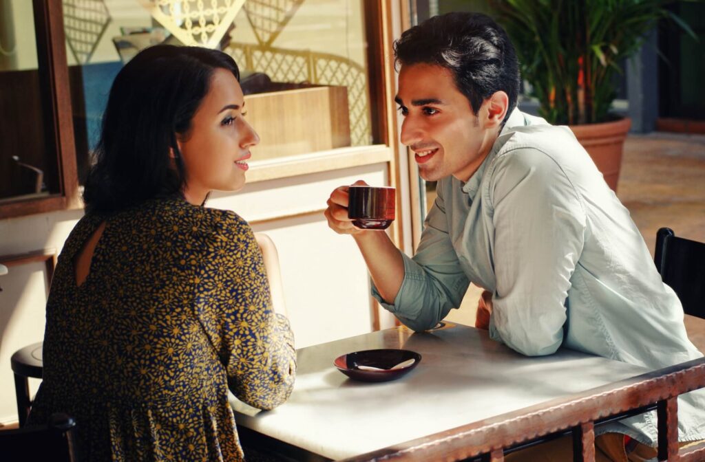 Homem tomando café com a namorada
