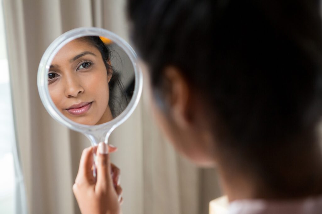 Imagem Deposiphotod - Mulher com rosto refletido no espelho.